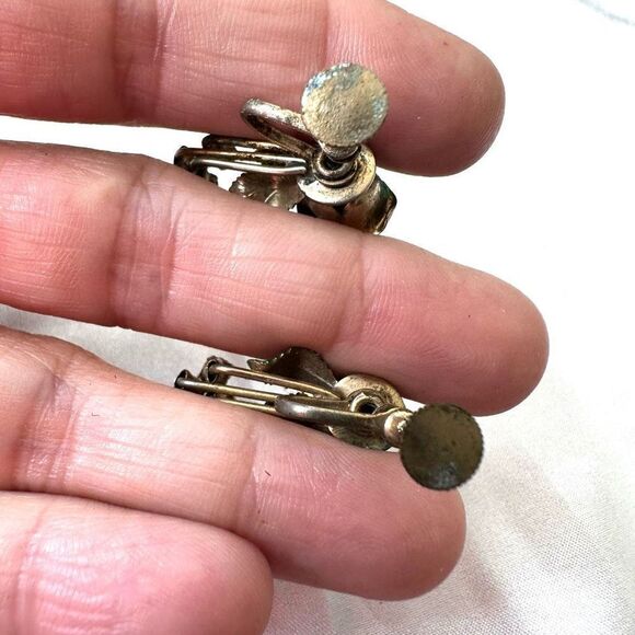 Vintage red rose clip on earrings - Picture 2 of 8